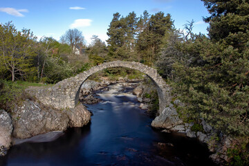 Fototapeta na wymiar The Old Pack Horse Bridge in Carrbridge, Scottish Highlands, UK