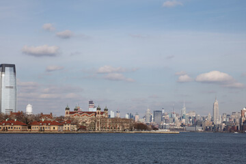 Fototapeta premium Ellis Island und New York Skyline / Ellis Island and New York Skyline /