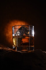 暗闇のウイスキーグラス