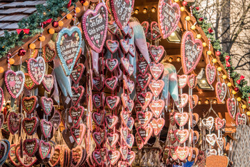 viele bunte Lebkuchenherzen an einem Stand auf dem Weihnachtsmarkt