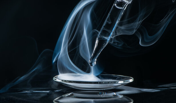 Chemie Experiment - Nebel aus Ammoniumchlorid auf einem Glas