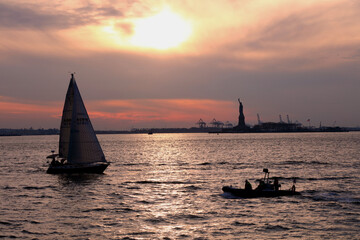 Freiheitsstatue bei Sonnenuntergang / Satue of Liberty or Liberty Enlightening the World at sundown...