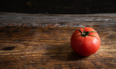 Pomidor na tle starych drewnianych desek
