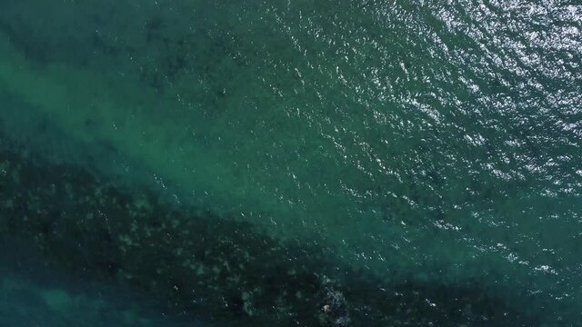 Mare azzurro calmo visto dall'alto vicino alla costa