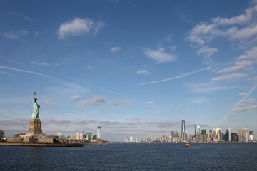 Freiheitsstatue mit Ellis Island - Jersey City und New York Skyline / Satue of Liberty or Liberty...