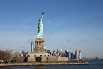 Freiheitsstatue mit New York-Skyline / Satue of Liberty or Liberty Enlightening the World with New...