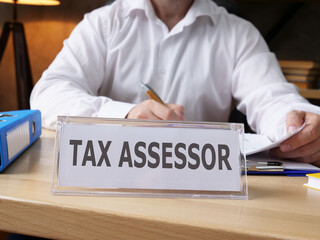 Tax assessor is shown on the business photo using the text - obrazy, fototapety, plakaty
