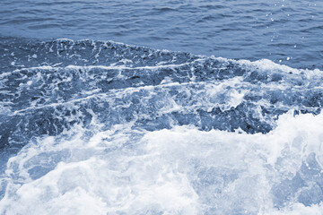 Naklejka na ściany i meble 船から見た波の風景