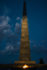 Obraz premium Monument to the Unknown Soldier with eternal fire in the evening. War memorial located in the Ukrainian capital of Kyiv. Park of Eternal Glory. Ukraine