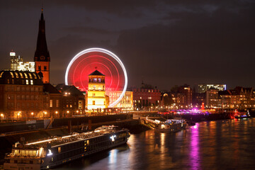 Fototapeta premium Rheinufer, Rhein, Schloßturm; Riesenrad, Düsseldorf, NRW, Deutschland