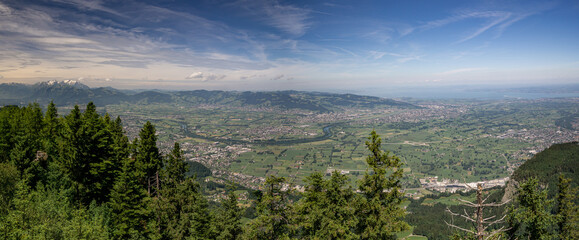 Panoramablick über das Rheintal und den Bodensee im Sommer mit Schneeresten auf den Gipfeln