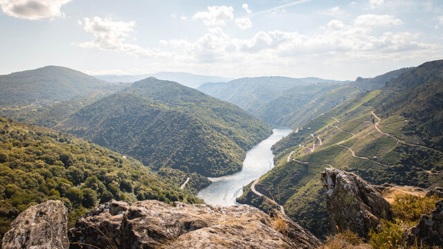 Ribeira Sacra de mucho turismo. Pasarelas del r&iacute;o Mao y el mirador de Matacans. Lugares ic&oacute;nicos de Galicia. El r&iacute;o y la vegetaci&oacute;n de la denominaci&oacute;n de origen. Naturaleza, paisaje, pasarela, madera.