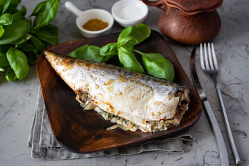 A hearty family dinner: spicy mackerel with lemon and onion baked in the oven.