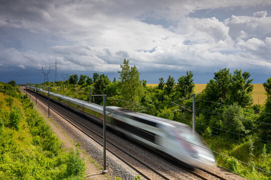 Ciel orageux au dessus de la Ligne &agrave; grande vitesse dans le d&eacute;partement de l'Oise , France