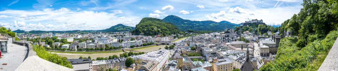 Fototapeta premium panorama view of the city of salzburg austria