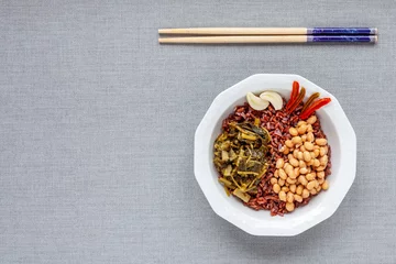 Photo sur Plexiglas K2 Natto soybeans with rice and pickled vegetables meal top view. Japanese cuisine.