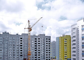 Fototapeta na wymiar construction crane erects a new house