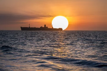  Prachtig zonsopganglandschap over de Zwarte Zee. Zonsopgang boven scheepswrak © AlexandruPh