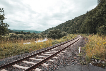 Obraz premium Eisenbahnschienen in der Natur.
