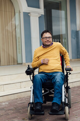 Fototapeta na wymiar man disabled with wheelchair work business online