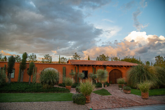 Hogar campestre choza de campo naranja, al atardecer M&eacute;xico.