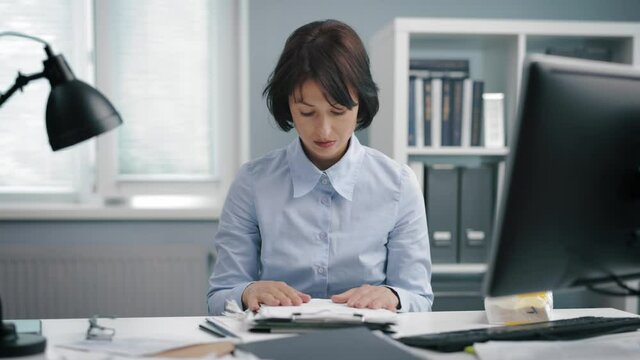 Unmotivated woman work at office