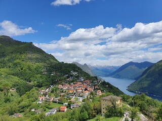 Fototapeta na wymiar Dorf Bre in den Bergen