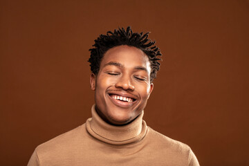 Obraz premium Close up portrait of young happy african man smiling to the camera.