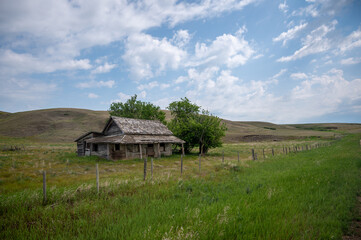 Fototapeta na wymiar Abandoned homestead on the prairies