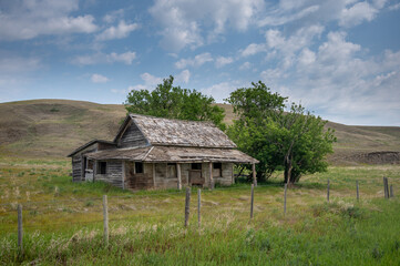 Fototapeta na wymiar Abandoned homestead on the prairies