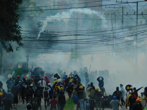 opay&aacute;n, Colombia - Mayo de 2021: Manifestantes durante las protestas del Paro Nacional en medio de gases lacrim&oacute;genos y disturbios callejeros