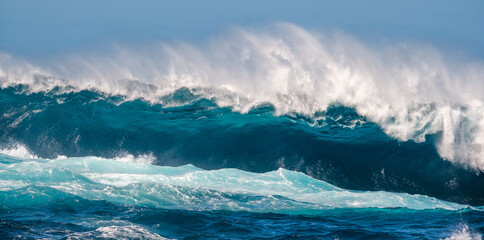 Fototapeta na wymiar Big wave breaking on the sea