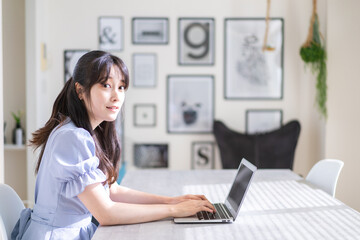 在宅勤務をする若い女性