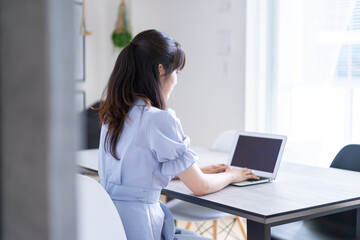 在宅勤務をする若い女性