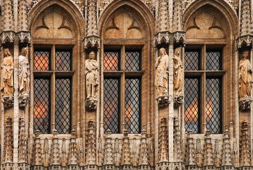 Obraz premium The windows and the statues from the town hall building, located at the Grande Place, a UNESCO World Heritage Site. Brussels, Belgium