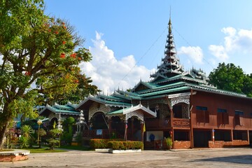 Fototapeta premium Wat Chong Kham / Wat Chong Klang, Beautiful temples at the edge of a lake. This is one of the must places to visit in Mae Hong Son, THAILAND.