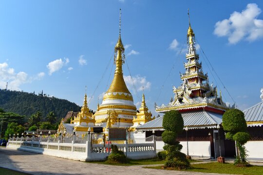 Wat Chong Kham and Wat Chong Klang, Beautiful temples at the edge of a lake. This is one of the must places to visit in Mae Hong Son.