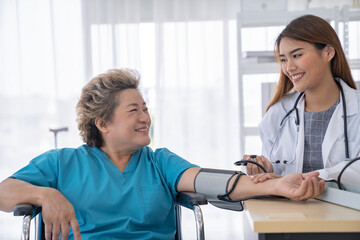 Obraz premium asian female doctor at hospital