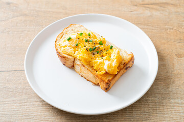 bread toast with scramble egg