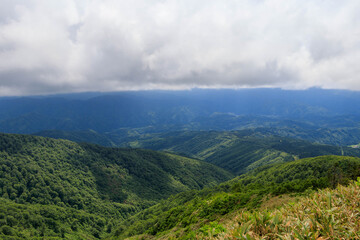 Naklejka premium 広大な山と森林 秋田県 7月 