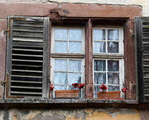 Fototapeta na wymiar Riquewihr....fenêtres et colombage