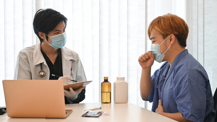 Obraz premium Practitioner doctor giving consultation and explaining medical informations to patient.