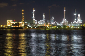 Obraz na płótnie Canvas Oil refinery on water front at night