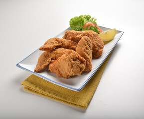deep fried crispy golden chicken wings with tomato green salad in white background western snack cuisine halal fast food menu