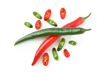 Keuken spatwand met foto Groene en rode hete chili pepers en plakjes geïsoleerd op een witte achtergrond © Atlas