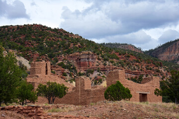Fototapeta na wymiar the archaeological remains of a native american giusewa pueblo and spanish colonial mission at jemez historic site in jemez springs, new mexico 
