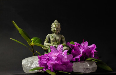 Schöne Pinke Rhododendron Blüte Dekoriert mit Bergkristall und Buddha Statue