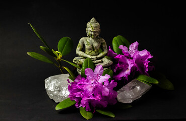 Schöne Pinke Rhododendron Blüte Dekoriert mit Bergkristall und Buddha Statue