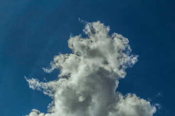 Abstrakte Wolken Strukturen am Blauen Himmel