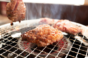 ロースターで焼くジューシーな高級焼肉黒毛和牛【厚切り牛タン】